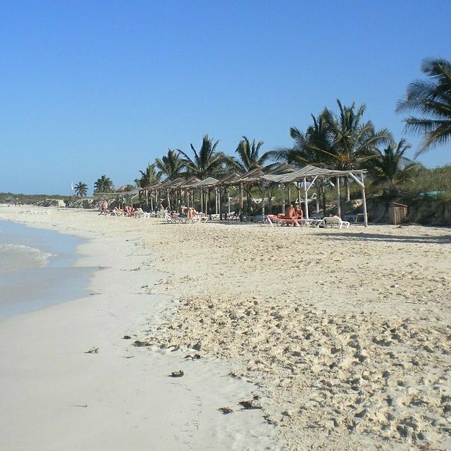 пляж с навесами кайо-коко
