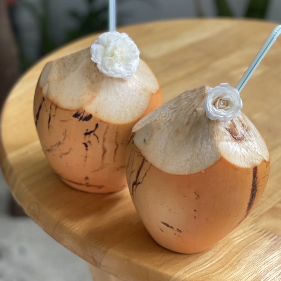 кокосы на столе мальдивы